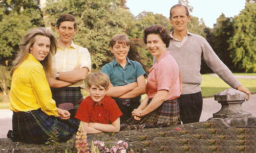 Семья Елизаветы II. 1972 год Слева направо Анна, Чарльз, Эдуард, Эндрю, Елизавета, Филипп