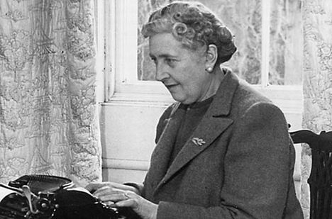 Agatha Christie за работой