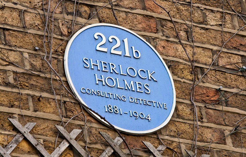 Табличка с надписью о том что здесь проживал Шерлок Холмс