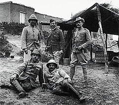 Редьярд Киплинг (в первом ряду справа) среди военных корреспондентов в Южной Африке.