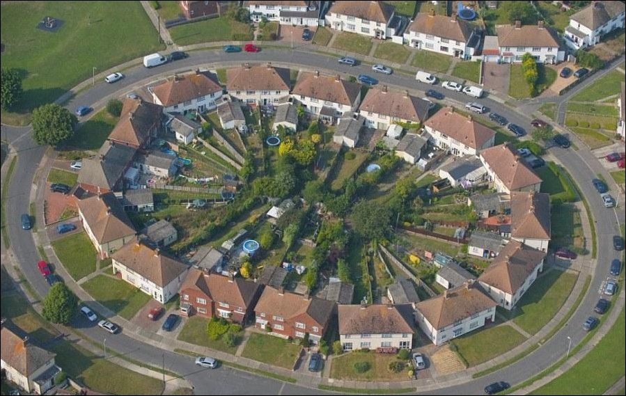 Британия. Графство Кент. Дома и примыкающие к ним треугольные сады образуют интересный круговой узор.