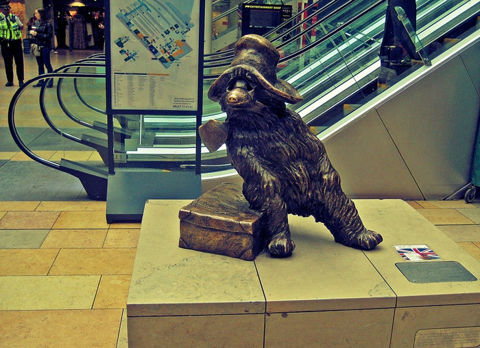 Статуя медвежонка Паддингтона